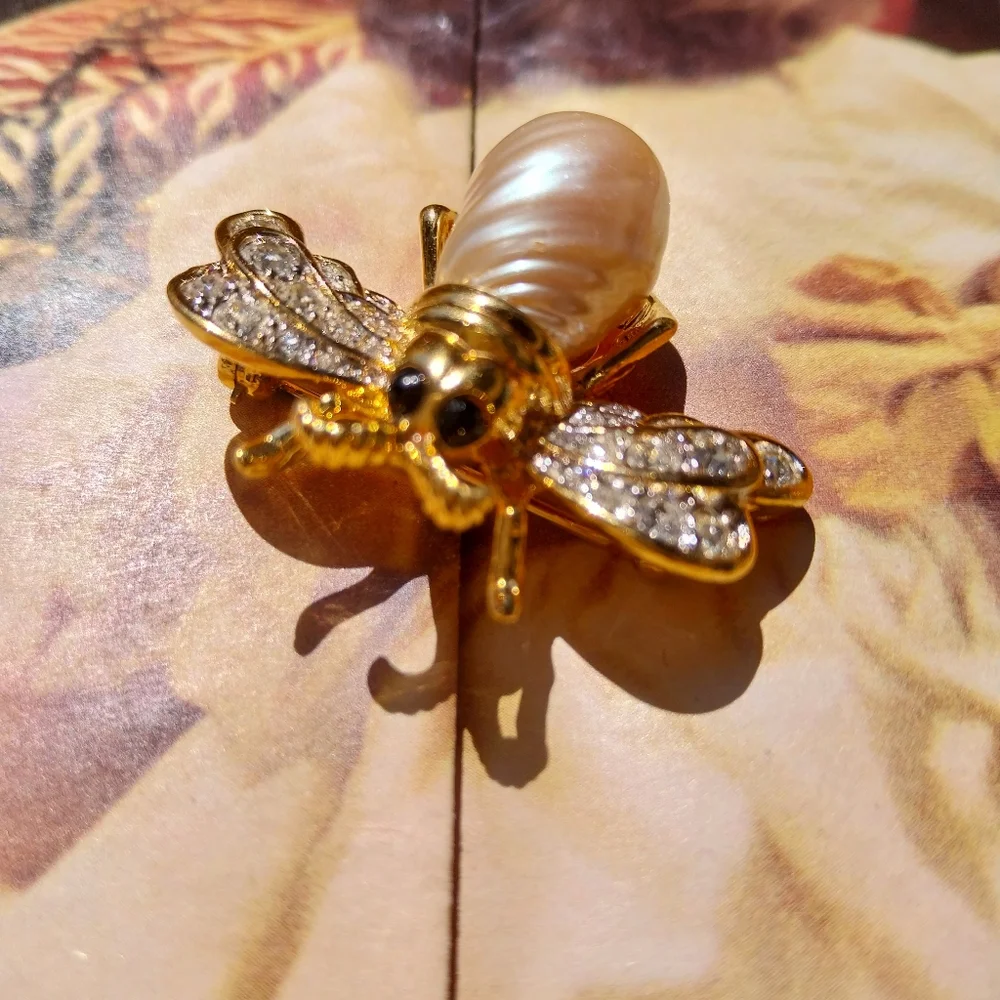 D Orlan Brooch with Sparkling Stones - Picture 4 of 10